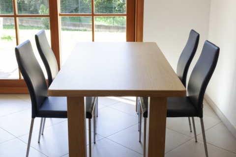Tavolo in legno moderno